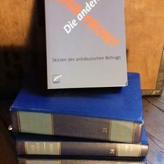 Buchcover: "Die andere Querfront" auf MEW-Bücherstapel