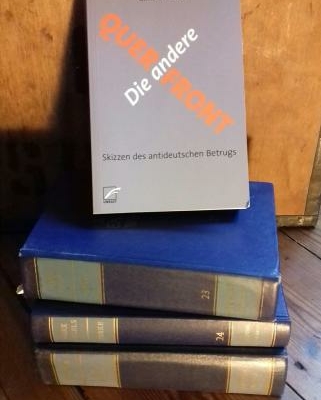 Buchcover: "Die andere Querfront" auf MEW-Bücherstapel