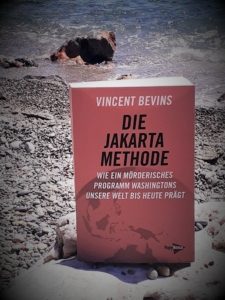Buchcover vor Meer am Strand fotografiert