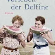 Buchcover "Das Vorleben der Delfine" auf dem zwei Frauen in Melonenschnitze beißen