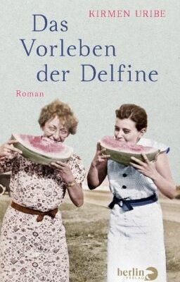 Buchcover "Das Vorleben der Delfine" auf dem zwei Frauen in Melonenschnitze beißen