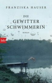 Buchcover mit Bild eines Sees mit Steg, von dem eine Frau in den See sprint